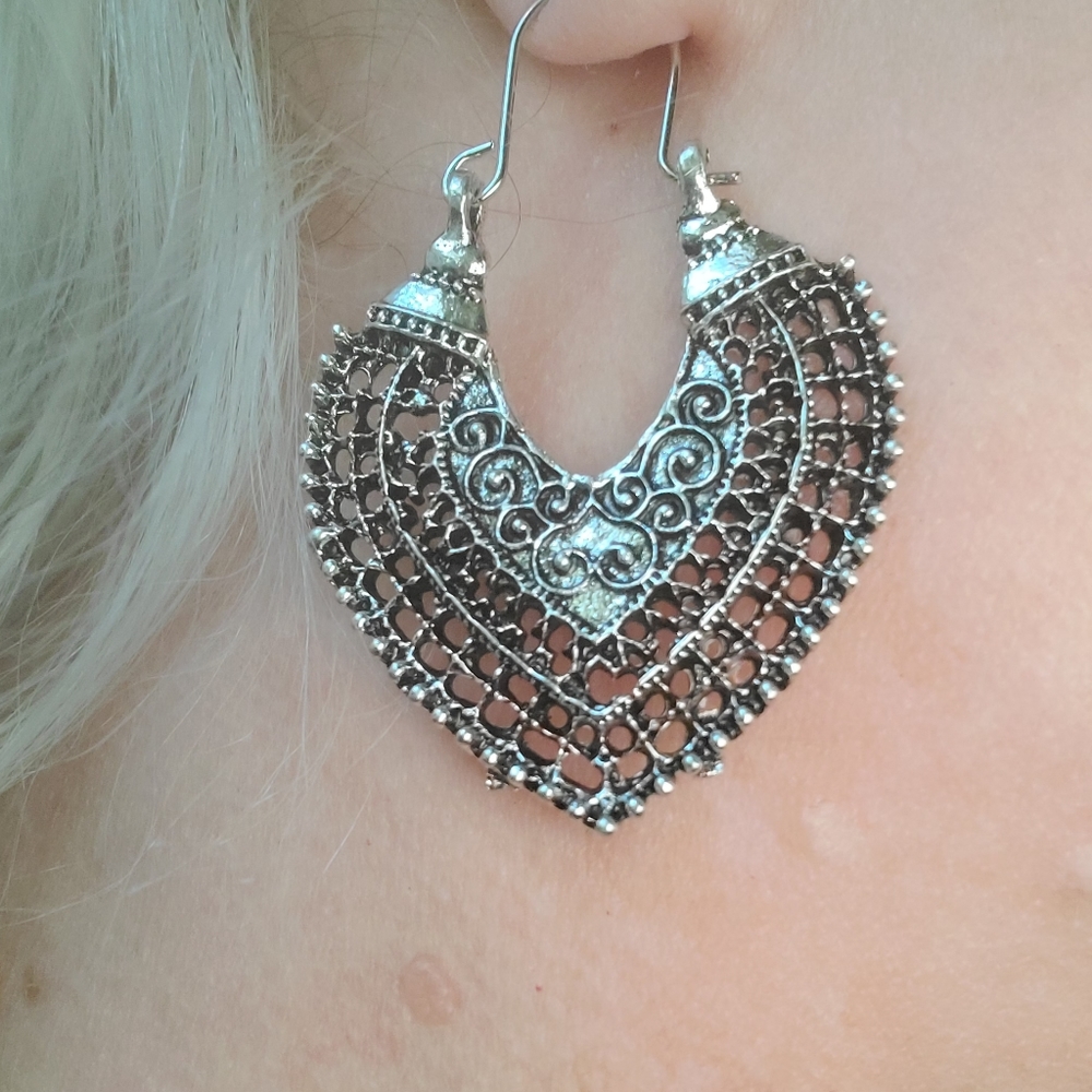 Lace alloy metal heart earrings - Picture 3 of 5
